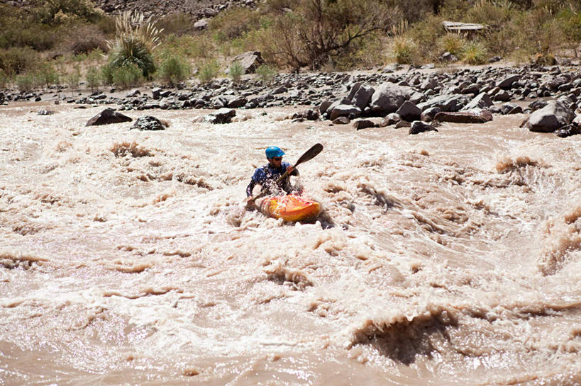 划船,皮划艇,西方人,一个人,坐,横图,室外,白天,正面,旅游,度假,石头,美景,植物,船,帽子,阿根廷,欧洲,欧洲人,仅一个男性,仅一个人,服装,枯萎,船桨,救生衣,石子,头盔,景观,枯草,注视,休闲装,娱乐,草,仅一个年轻男性,衣服,黄色,自然,安全帽,交通工具,观察,看,享受,休闲,休闲服,景色,南美,放松,服饰,观看,察看,南美洲,拉丁美洲,关注,自然风光,载具,美洲,沉积岩,亚美利加洲,南亚美利加洲,阿根廷共和国,浮水衣,荡舟,门多萨,水成岩,门多萨省,男人,男性,年轻男性,白种人,石块,岩石,坐着,彩图,全身