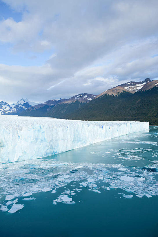 无人,公园,竖图,室外,白天,正面,旅游,度假,冰山,石头,美景,山,阿根廷,阴影,光线,石子,影子,冰,景观,山峰,云,云朵,山峦,云彩,娱乐,冰川,蓝色,白云,蓝天,天空,阳光,自然,天,享受,休闲,景色,南美,放松,寒冷,晴朗,冰冷,南美洲,国家公园,拉丁美洲,自然风光,美洲,冰河,沉积岩,亚美利加洲,严寒,南亚美利加洲,冰凉,酷寒,凛冽,凛凛,极冷,阿根廷共和国,巴塔哥尼亚高原,巴塔哥尼亚,阿根廷冰川国家公园,圣克鲁斯省,水成岩,石块,岩石,晴空,彩图