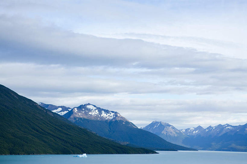 无人,公园,横图,室外,白天,正面,旅游,度假,海浪,海洋,美景,山,雪,雪山,大雪,阿根廷,阴影,光线,影子,冰,积雪,景观,浪花,山峰,雪景,云,云朵,冬季,冬天,山峦,云彩,娱乐,蓝色,白云,蓝天,天空,阳光,自然,海水,天,享受,休闲,景色,南美,放松,寒冷,晴朗,冰冷,南美洲,国家公园,拉丁美洲,自然风光,美洲,海景,亚美利加洲,严寒,南亚美利加洲,冰凉,酷寒,凛冽,凛凛,极冷,阿根廷共和国,巴塔哥尼亚高原,巴塔哥尼亚,阿根廷冰川国家公园,圣克鲁斯省,大海,风浪,海,海水的波动,近岸浪,涌浪,晴空,彩图