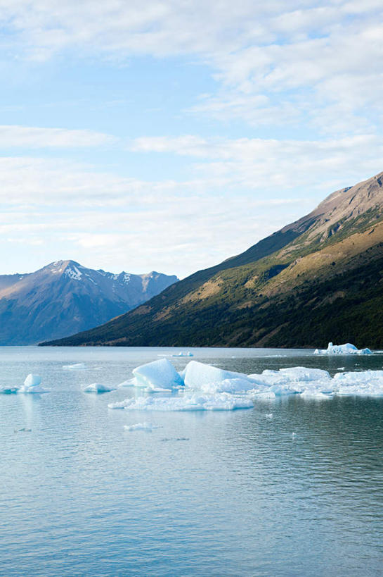 无人,公园,竖图,室外,白天,正面,旅游,度假,海浪,海洋,美景,山,山脉,阿根廷,阴影,光线,影子,冰,景观,浪花,山峰,云,云朵,山峦,云彩,娱乐,蓝色,白云,蓝天,天空,阳光,自然,海水,浮冰,群山,天,享受,休闲,景色,南美,放松,寒冷,晴朗,冰冷,南美洲,国家公园,拉丁美洲,自然风光,美洲,海景,亚美利加洲,严寒,南亚美利加洲,冰凉,酷寒,凛冽,凛凛,极冷,流冰,浮冰块,阿根廷共和国,巴塔哥尼亚高原,巴塔哥尼亚,阿根廷冰川国家公园,圣克鲁斯省,大海,风浪,海,海水的波动,近岸浪,涌浪,晴空,彩图