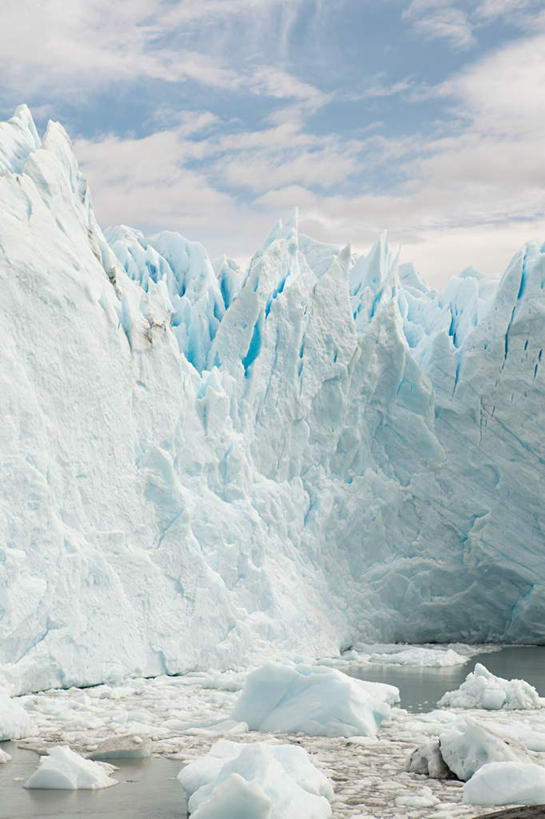 无人,公园,竖图,室外,白天,正面,旅游,度假,冰山,石头,美景,山,阿根廷,石子,冰,景观,山峰,云,云朵,山峦,云彩,娱乐,冰川,蓝色,白云,蓝天,天空,自然,天,享受,休闲,景色,南美,放松,寒冷,晴朗,冰冷,南美洲,国家公园,拉丁美洲,自然风光,美洲,冰河,亚美利加洲,严寒,南亚美利加洲,冰凉,酷寒,凛冽,凛凛,极冷,阿根廷共和国,巴塔哥尼亚高原,巴塔哥尼亚,阿根廷冰川国家公园,圣克鲁斯省,石块,岩石,晴空,彩图