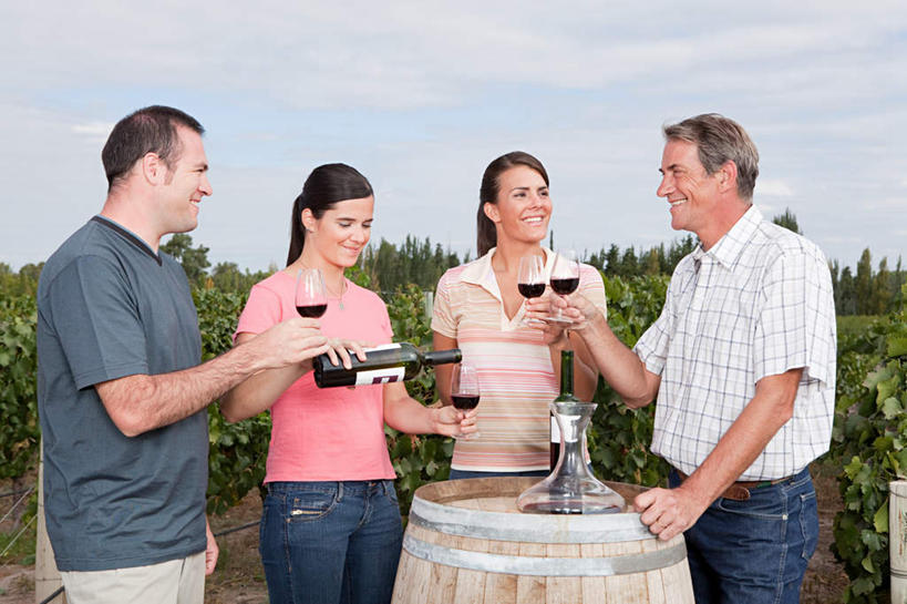 红酒,葡萄酒,西方人,四个人,家庭,夫妻,母亲,父亲,女儿,儿子,站,笑,微笑,露齿笑,横图,室外,白天,正面,爱情,树林,植物,餐桌,桌子,杯子,欧洲,欧洲人,握,服装,高脚杯,云,云朵,红酒杯,酒类,浪漫,拿,云彩,红酒瓶,拿着,扭头,注视,休闲装,玻璃制品,酒,酒瓶,树,树木,饮料,衣服,蓝色,绿色,白云,蓝天,天空,自然,玻璃瓶,酒杯,瓶子,天,观察,看,站着,转头,休闲,温暖,温馨,父子,母女,母子,一家人,休闲服,红葡萄酒,恩爱,父爱,母爱,握着,恋人,服饰,生长,晴朗,成长,餐台,观看,和睦,察看,葡萄酒杯,葡萄酒瓶,关注,老年男性,老年女性,男人,男性,女人,女性,中年男性,中年女性,白种人,夫妇,情侣,玻璃杯,晴空,站立,半身,彩图,伴侣,融洽