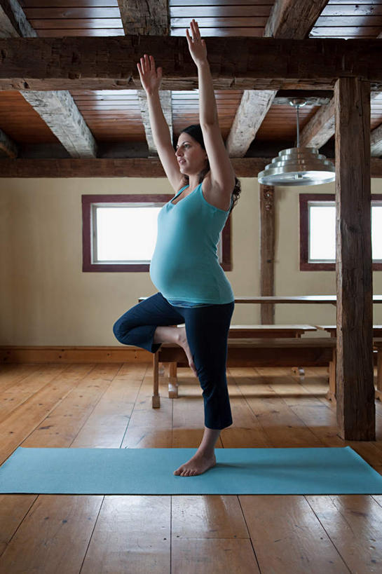 西方人,孕妇,一个人,举,竖图,室内,白天,侧面,运动服,窗户,地板,欧洲,欧洲人,仅一个年轻女性,仅一个女性,仅一个人,阴影,服装,反射,毯子,影子,墙,地面,注视,光脚,木地板,玻璃窗,墙壁,墙面,衣服,蓝色,瑜伽垫,垫子,观察,看,托,赤脚,怀孕,服饰,观看,单脚,察看,待产,衣着,穿着,关注,瑜伽毯,妊娠,准妈妈,衣饰,年轻女性,女人,女性,白种人,产妇,举起,举手,举着,向上举,向上伸,向上托,彩图,全身,运动装