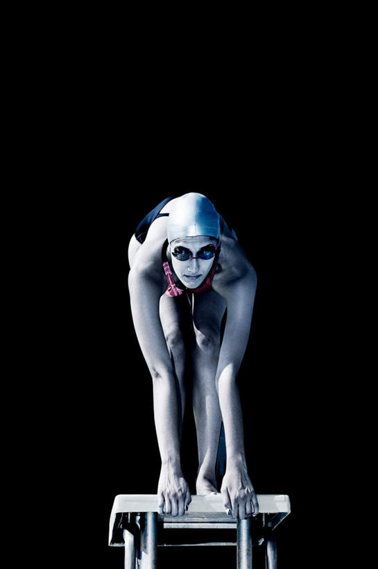 西方人,一个人,无人,运动员,站,竖图,室内,白天,正面,泳装,锻炼,游戏,运动,数码,科技,帽子,欧洲,欧洲人,仅一个年轻女性,仅一个女性,仅一个人,弯腰,准备,阴影,黑色背景,泳帽,网络,眼镜,泳镜,高光,几何,计算机图形,玩,合成,注视,娱乐,运动器械,游泳眼镜,观察,看,站着,休闲,跳山羊,健身器械,观看,活动,电脑合成图,数码合成图,察看,合成图,发泄,关注,消遣,智力,游泳帽,跳板,预备,健身器材,跳马,连体泳衣,写实,具体,具象,宣泄,弯身,跳背,体育,年轻女性,女人,女性,白种人,体育运动员,运动选手,玩耍,嬉戏,站立,彩图,全身,泳衣,健身,弓形助跳板,助跳板,运动器材