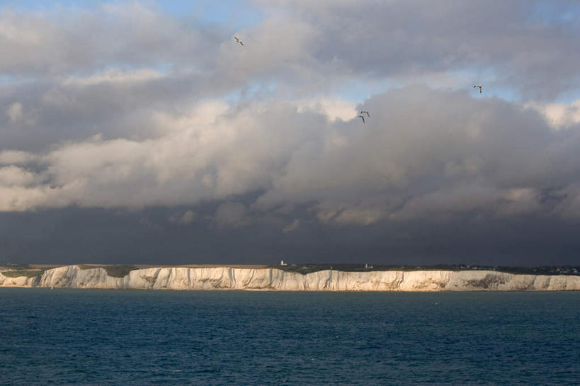 无人,横图,室外,白天,正面,旅游,度假,海浪,海洋,石头,美景,英国,欧洲,阴影,光线,石子,影子,景观,浪花,悬崖,云,云朵,云彩,娱乐,蓝色,白云,蓝天,天空,阳光,自然,海水,天,享受,休闲,景色,放松,晴朗,西欧,自然风光,大不列颠,海景,大不列颠及北爱尔兰联合王国,肯特郡,绝壁,大不列颠联合王国,日不落英帝国,大海,风浪,海,海水的波动,近岸浪,石块,岩石,涌浪,晴空,彩图
