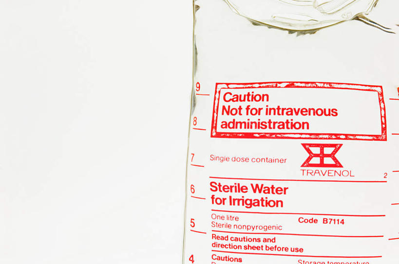 无人,横图,室内,特写,白天,白色背景,正面,静物,阴影,反射,英文,标志,文字,液体,影子,字符,字母,标识,红色,针管,针筒,注射,摄影,影棚,英文字母,医疗,医疗设备,注射器,输液,打点滴,输液瓶,静脉输液,彩图,影棚拍摄,拍摄