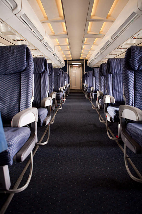 无人,竖图,室内,白天,正面,飞机,照明,许多,朦胧,模糊,走道,走廊,过道,灯光,交通,航空,顶灯,座位,灯,排列,蓝色,灯具,交通工具,运输,照亮,客机,照明设备,载具,摆列,坐位,彩图,布列,分列