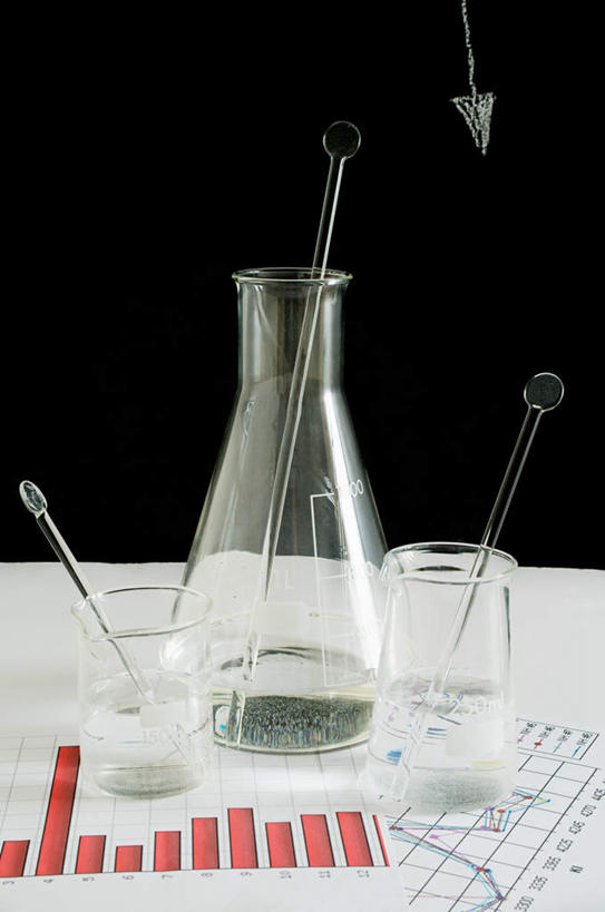 无人,竖图,室内,特写,白天,正面,数据,实验,仪器,杯子,玻璃,阴影,黑色背景,研究,透明,反射,分析,曲线,化学,结构,测试,材料,档案,烧杯,烧瓶,图表,文件,影子,纸,锥形瓶,表格,层次,方向,箭头,玻璃制品,玻璃棒,玻璃瓶,瓶子,手稿,资料,搅拌,器皿,K线图,摄影,影棚,证明,统计,折线,指向,布局,指标,文档,销售,目标,业绩,计量,折线图,玻璃仪器,试验耗材,实验用品,簇,三角烧瓶,依氏烧瓶,锥形烧瓶,引流,玻棒,K线,蜡烛图,树枝状图,树状图,玻璃杯,彩图,影棚拍摄,拍摄