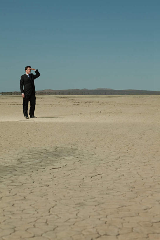 西方人,一个人,商务人士,商务男性,站,竖图,室外,白天,正面,衬衫,旅游,度假,美景,沙漠,欧洲,美国,欧洲人,仅一个男性,仅一个人,仅一个中年男性,阴影,套装,光线,影子,景观,泥土,土壤,注视,娱乐,蓝色,蓝天,天空,阳光,自然,天,观察,看,站着,享受,休闲,景色,放松,晴朗,观看,察看,亚利桑那,北美,北美洲,犹他州,干旱,关注,自然风光,美洲,商务装,工薪阶层,亚利桑那州,内华达州,加州,加利福尼亚州,万里无云,大峡谷之州,金州,黄金州,北亚美利加洲,亚美利加洲,犹他,蜂窝之州,蜂房州,内华达,北美艾灌木丛州,产银之州,银山州,银之州,莫哈维沙漠,莫哈韦沙漠,男人,男性,中年男性,白种人,白领,上班族,大漠,砂漠,晴空,晴空万里,站立,彩图,全身,衬衣