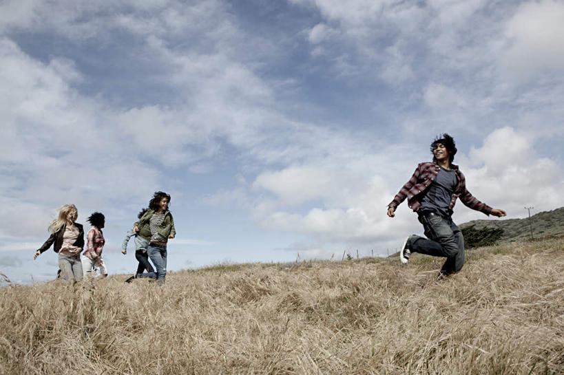 西方人,四个人,伙伴,朋友,跑,横图,室外,白天,仰视,友谊,植物,欧洲,非洲,黑人,欧洲人,追逐,追赶,阴影,服装,枯萎,光线,影子,云,云朵,枯草,云彩,扭头,注视,休闲装,草,衣服,黄色,蓝色,白云,蓝天,天空,阳光,天,观察,看,转头,休闲,休闲服,服饰,晴朗,观看,察看,关注,友情,男人,男性,年轻男性,年轻女性,女人,女性,白种人,非洲人,晴空,跑步,彩图,低角度拍摄,全身