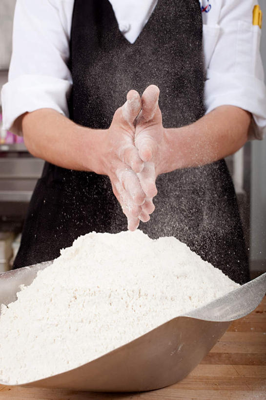 西方人,一个人,厨师,站,竖图,室内,白天,正面,工作服,制服,厨房,桌面,桌子,餐具,欧洲,欧洲人,仅一个男性,仅一个人,木制,碟子,粉末,盘,围裙,面粉,粮食,仅一个年轻男性,盘子,木制品,碟,站着,粉,拍,农产品,原材料,粉状,工作制服,男人,男性,年轻男性,白种人,厨师长,厨子,大厨,主厨,站立,半身,彩图,工作套服,灶间