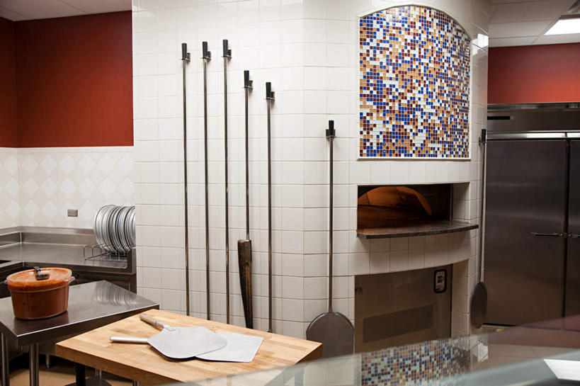 无人,横图,室内,白天,正面,烹饪,厨房,桌面,桌子,厨具,照明,木制,电器,烤炉,烤箱,墙,灯光,顶灯,墙壁,墙面,灯,白色,木制品,灯具,照亮,家电,家用电器,照明设备,炊具,烹饪用具,烹调用具,烹调,彩图,灶间,小家电