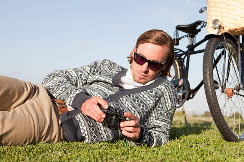 西方人,一个人,躺,交叉,横图,室外,白天,正面,草地,草坪,植物,自行车,竹子,相机,欧洲,欧洲人,仅一个男性,仅一个人,一辆,撑,握,阴影,竹制,服装,编织,光线,篮子,墨镜,眼镜,影子,拿,拿着,注视,休闲装,车,脚踏车,草,仅一个年轻男性,拍照,衣服,蓝色,绿色,蓝天,天空,阳光,数码相机,太阳镜,太阳眼镜,竹篮,交通工具,天,观察,看,休闲,休闲服,遮阳镜,握着,摄影,服饰,晴朗,观看,竹条,交织,察看,撑着,竹制品,关注,载具,万里无云,穿插,卧着,男人,男性,年轻男性,白种人,照相机,晴空,晴空万里,躺着,卧,半身,彩图,照相