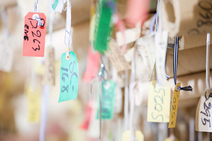 无人,工厂,商店,横图,室内,特写,白天,正面,购物,消费,超市,静物,花纹,朦胧,模糊,标志,布,数字,图案,文字,纸,字符,标识,红色,金融,百货,阿拉伯数字,布匹,服装店,选购,贸易,百货公司,服饰店,血拼,彩图,工地,购物商场,购物中心,商业中心,制造厂