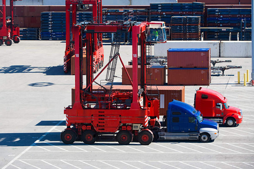 无人,码头,横图,俯视,室外,白天,港口,卡车,纽约,美国,阴影,光线,影子,集装箱,红色,蓝色,阳光,集装箱车,货车,北美,北美洲,美洲,货运车,纽约州,帝国之州,帝国州,北亚美利加洲,亚美利加洲,载重汽车,彩图,高角度拍摄,摆渡口,埠头,渡口,渡头,港湾,海港,货运码头,口岸,商港