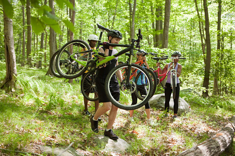 西方人,四个人,伙伴,朋友,站,举,横图,室外,白天,正面,运动服,锻炼,旅游,度假,友谊,运动,自行车,帽子,欧洲,非洲,黑人,欧洲人,握,阴影,服装,光线,头盔,影子,注视,娱乐,车,脚踏车,衣服,阳光,安全帽,交通工具,观察,看,托,站着,享受,休闲,放松,握着,服饰,观看,察看,衣着,穿着,关注,载具,室外运动,户外运动,四辆,四顶,衣饰,友情,男人,男性,年轻男性,年轻女性,女人,女性,白种人,非洲人,举起,举手,举着,向上举,向上伸,向上托,站立,彩图,全身,健身,运动装