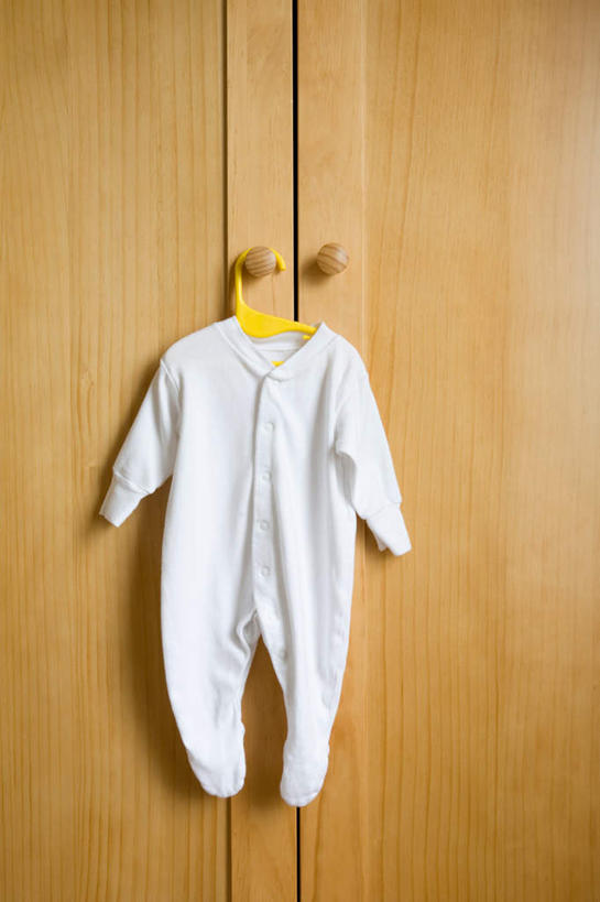 无人,竖图,室内,特写,白天,正面,婴儿服装,柜子,门,静物,衣架,服装,木制,储物柜,一个,衣服,黄色,白色,把手,门把手,木制品,门框,一件,服饰,单个,门把,衣着,储存,穿着,衣饰,储备,蕴藏,贮备,挂衣架,晾衣架,拉手,彩图,婴儿服,贮存