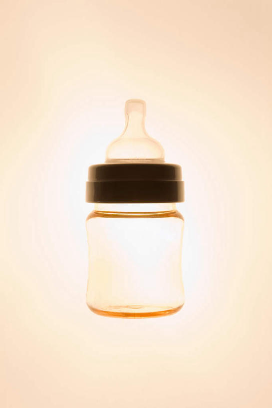 无人,竖图,室内,特写,白天,正面,静物,橙色背景,阴影,反射,奶瓶,影子,一个,瓶子,容器,摄影,影棚,单个,奶嘴,婴儿用品,储藏,储存,彩图,影棚拍摄,拍摄,贮存