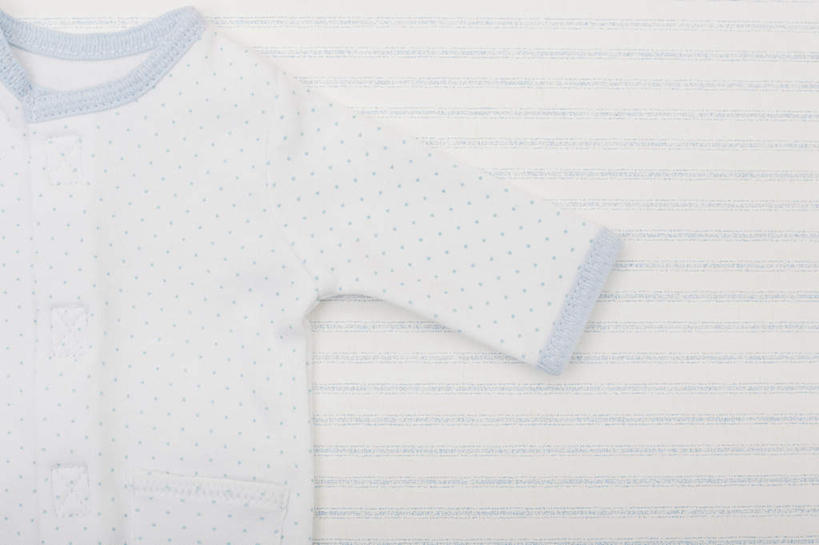 无人,横图,俯视,室内,特写,白天,白色背景,婴儿服装,静物,阴影,条纹,服装,反射,影子,衣服,白色,一件,摄影,服饰,影棚,衣着,穿着,衣饰,彩图,高角度拍摄,影棚拍摄,婴儿服,拍摄