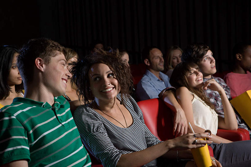 点心,西方人,观众,坐,笑,微笑,露齿笑,横图,室内,白天,正面,爱情,电影院,欧洲,欧洲人,握,服装,纸盒,食品,许多人,浪漫,拿,拿着,扭头,注视,休闲装,座位,盒子,食物,一个,衣服,红色,包装盒,零食,观察,看,转头,一群人,休闲,温暖,温馨,爆米花,恩爱,握着,恋人,服饰,单个,观看,和睦,察看,关注,影剧院,垃圾食品,膨化食品,零嘴,坐位,男人,男性,年轻男性,年轻女性,女人,女性,白种人,情侣,观赏人员,坐着,半身,彩图,伴侣,融洽