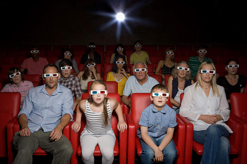 西方人,儿童,家庭,夫妻,母亲,父亲,女儿,儿子,观众,坐,横图,室内,白天,正面,爱情,纯洁,电影院,照明,欧洲,欧洲人,服装,惊讶,眼镜,灯光,许多人,浪漫,二郎腿,注视,休闲装,座位,灯,排列,小孩,衣服,红色,灯具,观察,看,张嘴,一群人,休闲,温暖,温馨,父女,父子,母女,母子,一家人,休闲服,射灯,恩爱,父爱,可爱,母爱,童年,童趣,恋人,服饰,观看,惊奇,照亮,和睦,察看,照明设备,关注,张大嘴巴,童真,影剧院,烂漫,无邪,3D眼镜,摆列,坐位,立体眼镜,天真,男孩,男人,男性,年轻男性,年轻女性,女孩,女人,女性,中年男性,中年女性,白种人,孩子,年轻人,夫妇,情侣,观赏人员,张开嘴,抬头,仰头,坐着,半身,彩图,伴侣,布列,分列,融洽,男生,女生