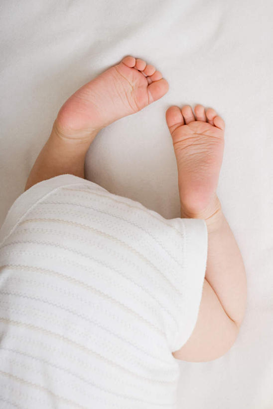 西方人,婴儿,儿童,一个人,竖图,俯视,室内,白天,婴儿服装,纯洁,床,欧洲,欧洲人,仅一个人,床单,被子,尿布,纸尿裤,尿不湿,小孩,趴着,可爱,单人床,活泼,被单,纸尿布,宝宝,纯真,烂漫,无邪,纸尿片,伶俐,天真,白种人,孩子,趴,半身,彩图,高角度拍摄,婴儿服