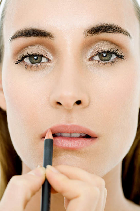 西方人,脸,头,脸颊,手,一个人,竖图,室内,白天,正面,化妆,美容,欧洲,欧洲人,仅一个年轻女性,仅一个女性,仅一个人,护肤,握,阴影,反射,笔,影子,注视,肩膀,观察,看,保养,享受,休闲,手部,放松,握着,保健,摄影,影棚,观看,单手,察看,美容工具,关注,养颜,化妆工具,蜜粉刷,唇线笔,尤物,年轻女性,女人,女性,白种人,头部,脸部,脸蛋,面部,半身,彩图,影棚拍摄,拍摄,佳丽,丽人,美人