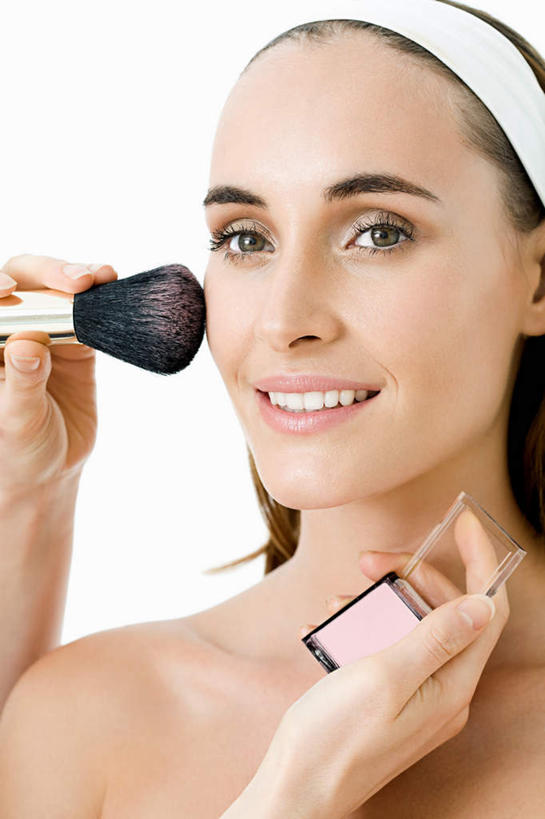 西方人,两个人,站,笑,微笑,竖图,室内,白天,白色背景,正面,化妆,美容,欧洲,欧洲人,护肤,阴影,反射,束发带,影子,注视,裸露,一个,粉色,白色,化妆刷,刷子,观察,看,站着,保养,享受,休闲,眼影,放松,保健,摄影,影棚,单个,腮红刷,观看,察看,美容工具,关注,裸,化妆师,养颜,彩妆刷,化妆工具,尤物,年轻女性,女人,女性,白种人,站立,半身,彩图,影棚拍摄,拍摄,佳丽,丽人,美人