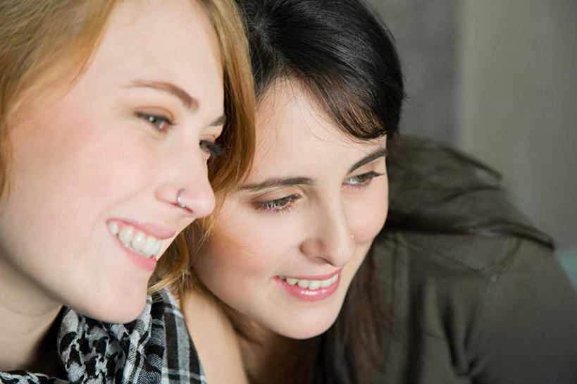 西方人,脸,头,脸颊,两个人,伙伴,朋友,坐,笑,微笑,露齿笑,横图,室内,特写,白天,正面,友谊,欧洲,欧洲人,服装,朦胧,模糊,墙,依偎,注视,休闲装,肩膀,墙壁,墙面,衣服,观察,看,靠,靠着,倚靠,休闲,休闲服,服饰,观看,察看,倚着,关注,鼻钉,依附,依赖,投靠,友情,年轻女性,女人,女性,白种人,头部,脸部,脸蛋,面部,坐着,半身,彩图