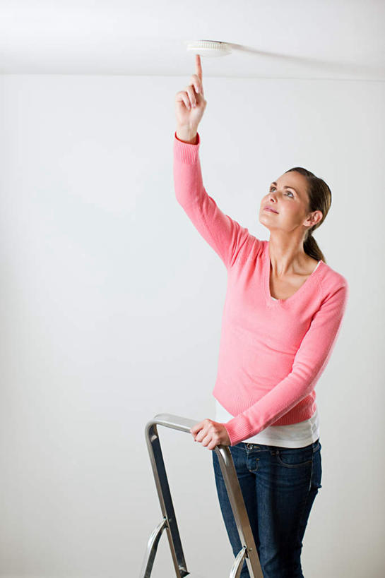 西方人,一个人,站,举,攀登,竖图,室内,白天,正面,安全,天花板,欧洲,欧洲人,仅一个年轻女性,仅一个女性,仅一个人,阴影,服装,反射,梯子,影子,阶梯,墙,防护,注视,休闲装,墙壁,墙面,衣服,粉色,白色,看,托,站着,休闲,休闲服,爬,服饰,火警,上升,保护,关注,火灾,保险,人字梯,保全,周全,安稳,安定,登高,警报,烟雾报警器,烟雾传感器,烟雾感应器,平安,年轻女性,女人,女性,白种人,举起,举手,举着,攀爬,抬头,向上举,向上伸,向上托,仰头,站立,半身,彩图