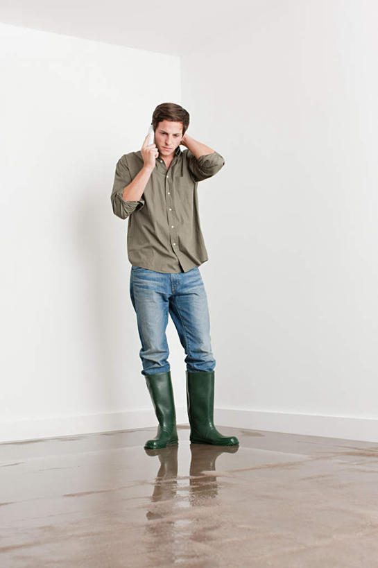 西方人,一个人,站,打电话,竖图,室内,白天,正面,地板,电话,手机,鞋子,欧洲,欧洲人,仅一个男性,仅一个人,一双,握,阴影,服装,反射,影子,雨鞋,雨靴,墙,地面,注视,休闲装,通讯设备,靴子,木地板,墙壁,墙面,仅一个年轻男性,衣服,白色,观察,看,站着,休闲,休闲服,握着,服饰,观看,懊恼,烦恼,察看,关注,胶鞋,求助,一部,交流,男人,男性,年轻男性,白种人,沟通,通话,站立,彩图,全身,水患,水灾