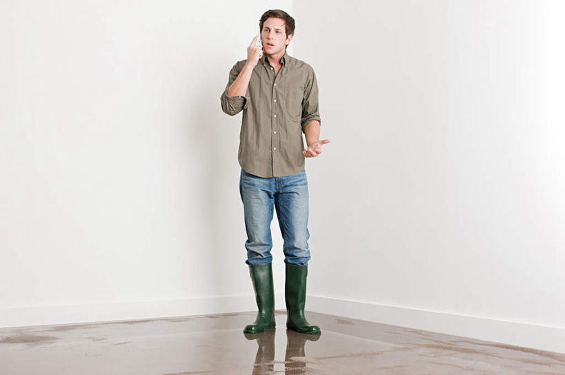 西方人,一个人,站,说,打电话,横图,室内,白天,正面,讨论,地板,电话,手机,鞋子,欧洲,欧洲人,仅一个男性,仅一个人,一双,握,阴影,服装,反射,影子,雨鞋,雨靴,墙,地面,注视,休闲装,通讯设备,靴子,木地板,墙壁,墙面,仅一个年轻男性,衣服,白色,观察,看,站着,休闲,休闲服,握着,服饰,观看,懊恼,烦恼,察看,关注,胶鞋,求助,一部,交流,男人,男性,年轻男性,白种人,沟通,讲话,交谈,商讨,说话,谈话,通话,站立,彩图,全身,水患,水灾