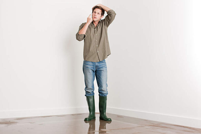 西方人,一个人,站,说,打电话,横图,室内,白天,正面,讨论,地板,电话,手机,鞋子,欧洲,欧洲人,仅一个男性,仅一个人,一双,握,阴影,服装,反射,影子,雨鞋,雨靴,墙,地面,注视,休闲装,通讯设备,靴子,木地板,墙壁,墙面,仅一个年轻男性,衣服,白色,观察,看,站着,休闲,休闲服,握着,服饰,观看,懊恼,烦恼,察看,关注,胶鞋,求助,一部,交流,男人,男性,年轻男性,白种人,沟通,讲话,交谈,商讨,说话,谈话,通话,站立,彩图,全身,水患,水灾