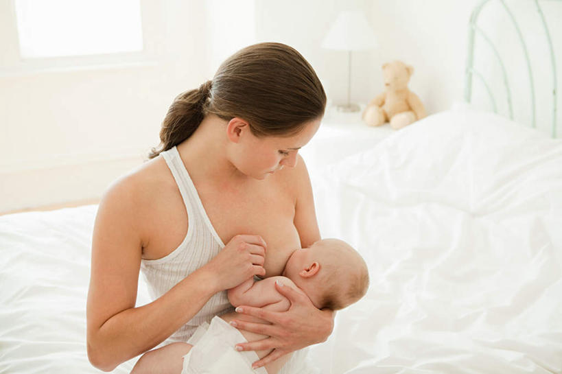 西方人,婴儿,儿童,两个人,家庭,母亲,坐,抱,横图,室内,白天,正面,游戏,纯洁,窗户,床,地板,卧室,熊,玩具,欧洲,欧洲人,喝,阴影,服装,反射,背心,玩偶,影子,墙,床单,泰迪熊,地面,玩,注视,娱乐,被子,裸露,木地板,玻璃窗,墙壁,墙面,小孩,衣服,白色,玩具熊,低头,观察,看,休闲,温暖,温馨,一家人,可爱,母爱,童年,童趣,益智,喂,服饰,毛绒玩具,单人床,活泼,抱着,观看,喂奶,安慰,和睦,察看,被单,搂着,衣着,穿着,发泄,关注,消遣,宝宝,裸,童真,纯真,烂漫,无邪,宣泄,罗斯福熊,母婴,衣饰,伶俐,天真,年轻女性,女人,女性,白种人,孩子,年轻人,搂,搂抱,玩耍,嬉戏,坐着,半身,彩图,睡房,卧房,融洽