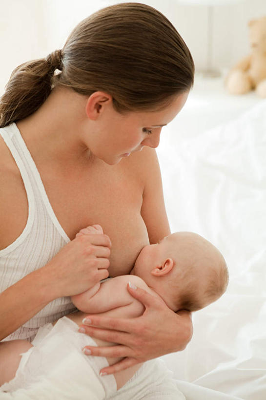 西方人,婴儿,儿童,两个人,家庭,母亲,坐,竖图,俯视,室内,白天,游戏,纯洁,床,卧室,熊,玩具,欧洲,欧洲人,握,咬,服装,朦胧,模糊,背心,玩偶,墙,双人床,床单,泰迪熊,拿,玩,拿着,注视,娱乐,被子,裸露,尿布,纸尿裤,尿不湿,墙壁,墙面,一只,小孩,衣服,白色,玩具熊,低头,观察,看,休闲,温暖,温馨,一家人,可爱,母爱,童年,童趣,益智,握着,服饰,毛绒玩具,活泼,观看,喂奶,安慰,咬着,和睦,察看,被单,衣着,纸尿布,穿着,发泄,关注,消遣,宝宝,裸,童真,纯真,烂漫,无邪,纸尿片,宣泄,罗斯福熊,母婴,衣饰,伶俐,天真,年轻女性,女人,女性,白种人,孩子,年轻人,玩耍,嬉戏,坐着,半身,彩图,高角度拍摄,睡房,卧房,融洽