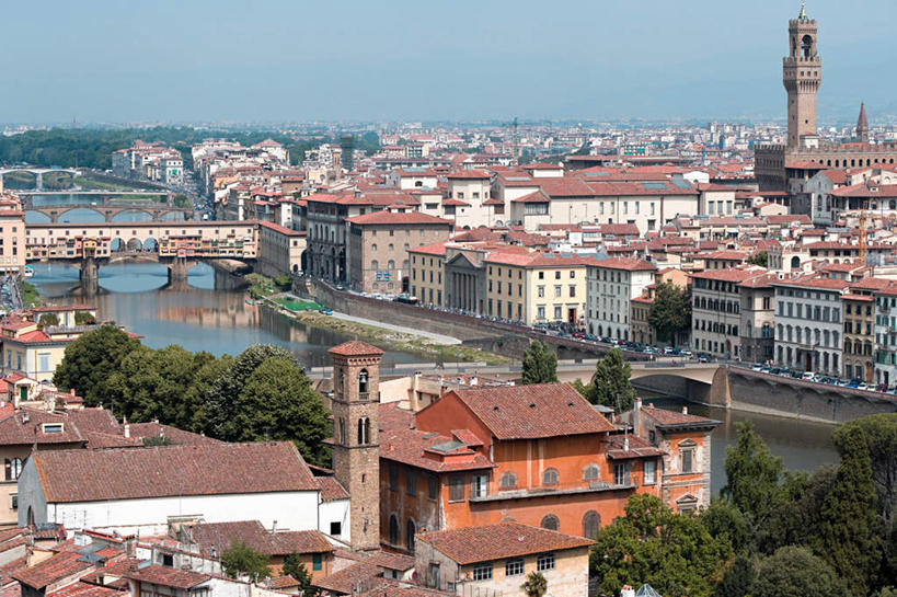 无人,家,横图,全景,俯视,航拍,室外,白天,旅游,度假,河流,石头,名胜古迹,水,天际线,植物,标志建筑,地标,建筑,意大利,佛罗伦萨,欧洲,遗迹,石子,房屋,屋子,河水,水流,公寓,桥,古迹,文物,娱乐,建设,古建筑,石桥,洋房,楼房,拱桥,住宅,栈桥,树,树木,绿色,自然,享受,休闲,旅游胜地,放松,拱形,生长,成长,人行桥,石拱桥,托斯卡纳,鸟瞰,南欧,古文明,意大利共和国,首府,百花之城,翡冷翠,托斯卡纳大区,旧桥,老桥,维琪奥桥,石块,彩图,高角度拍摄,房子