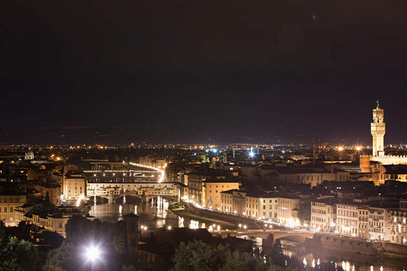 无人,家,横图,俯视,航拍,室外,夜晚,旅游,度假,河流,名胜古迹,水,植物,标志建筑,地标,建筑,路灯,夜景,照明,意大利,佛罗伦萨,欧洲,朦胧,模糊,遗迹,房屋,屋子,河水,水流,公寓,灯光,古迹,文物,娱乐,建设,古建筑,洋房,楼房,拱桥,住宅,灯,树,树木,蓝色,绿色,蓝天,天空,自然,天,享受,休闲,旅游胜地,放松,生长,成长,照亮,照明设备,托斯卡纳,鸟瞰,南欧,古文明,意大利共和国,首府,百花之城,翡冷翠,托斯卡纳大区,旧桥,老桥,维琪奥桥,彩图,高角度拍摄,房子