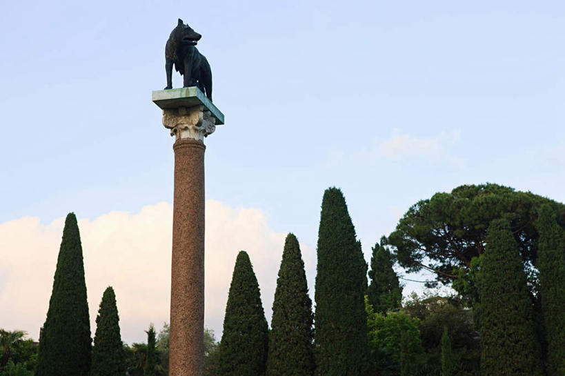 无人,站,横图,室外,白天,仰视,旅游,度假,名胜古迹,植物,标志建筑,地标,建筑,狼,野生动物,雕塑,意大利,欧洲,遗迹,艺术,装饰,雕刻,雕像,柱子,云,云朵,云彩,扭头,注视,古迹,文物,娱乐,建设,古建筑,树,树木,一只,蓝色,绿色,白云,蓝天,天空,自然,动物,工艺品,天,观察,看,站着,转头,享受,休闲,旅游胜地,放松,生长,晴朗,成长,观看,纪念,美术,察看,比萨,比萨省,托斯卡纳,关注,南欧,主题,凶猛,陈列,古文明,意大利共和国,首府,功能,美学,托斯卡纳大区,残暴,凶残,晴空,灰狼,站立,彩图,低角度拍摄,全身,犬科动物