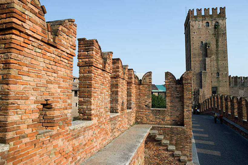 无人,横图,室外,白天,正面,旅游,度假,石头,名胜古迹,标志建筑,地标,建筑,意大利,欧洲,阴影,遗迹,光线,石子,影子,墙,桥,古迹,文物,娱乐,建设,古建筑,石桥,拱桥,墙壁,墙面,栈桥,蓝色,蓝天,天空,阳光,天,享受,休闲,旅游胜地,放松,拱形,晴朗,人行桥,石拱桥,南欧,古文明,万里无云,意大利共和国,威内托,威内托大区,维罗纳,老城堡桥,斯卡利杰罗桥,石块,晴空,晴空万里,彩图