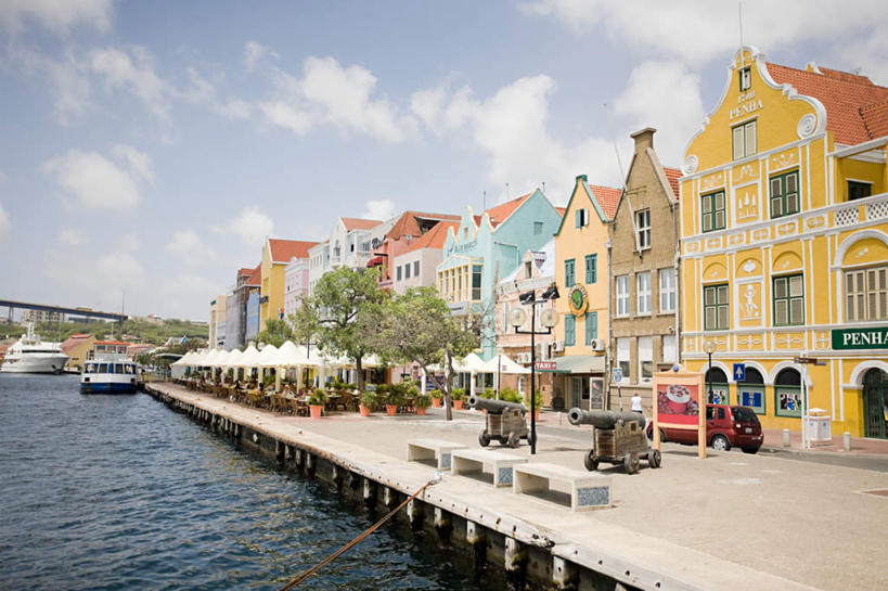 无人,码头,横图,室外,白天,正面,度假,美景,植物,城市风光,城市,港口,路灯,轮船,船,照明,一排,许多,停靠,阴影,整齐,光线,伞,影子,雨伞,遮阳伞,房屋,屋子,景观,云,云朵,公寓,灯光,云彩,娱乐,阳伞,楼房,住宅,灯,树,树木,排列,蓝色,绿色,白云,蓝天,天空,阳光,自然,交通工具,天,享受,休闲,景色,南美,放松,生长,晴朗,成长,照亮,南美洲,太阳伞,西印度群岛,照明设备,拉丁美洲,队列,停泊,载具,美洲,荷属安的列斯群岛,威廉斯塔德,亚美利加洲,南亚美利加洲,库拉索岛,晴空,彩图,房子,摆渡口,埠头,渡口,渡头,港湾,海港,货运码头,口岸,商港