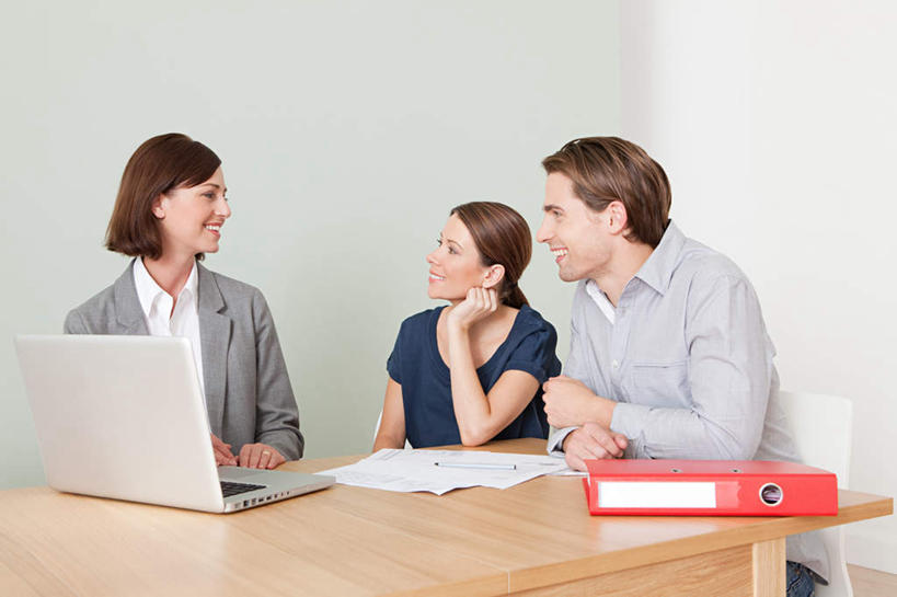 西方人,三个人,夫妻,客厅,坐,笑,说,微笑,露齿笑,横图,室内,白天,正面,西装,爱情,讨论,电脑,笔记本电脑,餐桌,桌子,欧洲,欧洲人,撑,套装,服装,正装,网络,材料,档案,文件,纸,墙,浪漫,扭头,托腮,注视,休闲装,职业装,通讯设备,墙壁,墙面,一个,衣服,红色,白色,手稿,资料,观察,看,托,转头,休闲,休闲服,恩爱,恋人,服饰,单个,餐台,观看,一台,证明,察看,无线,起居室,关注,托下巴,文档,通信设备,无线网络,销售员,文件架,无线上网,便携式电脑,资料架,文件框,文件座,资料档,资料座,客堂,交流,手提电脑,男人,男性,年轻男性,年轻女性,女人,女性,白种人,夫妇,情侣,沟通,讲话,交谈,商讨,说话,谈话,坐着,半身,彩图,伴侣