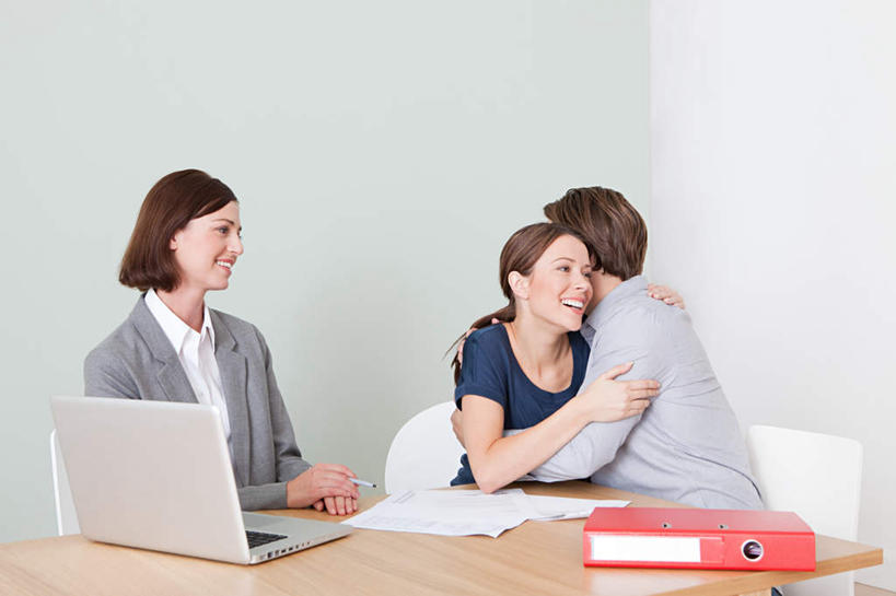 西方人,三个人,夫妻,客厅,坐,抱,笑,说,微笑,露齿笑,横图,室内,白天,正面,西装,爱情,讨论,电脑,笔记本电脑,餐桌,桌子,欧洲,欧洲人,套装,服装,正装,网络,材料,档案,文件,纸,墙,浪漫,扭头,注视,休闲装,职业装,通讯设备,墙壁,墙面,一个,衣服,红色,白色,手稿,资料,观察,看,转头,休闲,休闲服,恩爱,恋人,服饰,单个,餐台,抱着,观看,一台,证明,察看,无线,起居室,搂着,关注,文档,通信设备,无线网络,销售员,文件架,无线上网,便携式电脑,资料架,文件框,文件座,资料档,资料座,客堂,交流,手提电脑,男人,男性,年轻男性,年轻女性,女人,女性,白种人,夫妇,情侣,沟通,怀抱,讲话,交谈,搂,搂抱,商讨,说话,谈话,相抱,拥抱,坐着,半身,彩图,伴侣