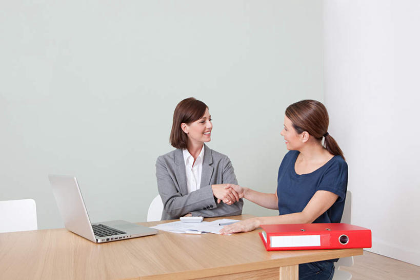 西方人,两个人,客厅,坐,握手,笑,微笑,露齿笑,横图,室内,白天,正面,电脑,笔记本电脑,桌面,桌子,椅子,欧洲,欧洲人,服装,网络,木制,笔,材料,档案,文件,纸,木椅,墙,办公用品,注视,休闲装,通讯设备,墙壁,墙面,文具,一个,衣服,红色,白色,木制品,手稿,学习用品,资料,观察,看,休闲,休闲服,服饰,单个,观看,一台,文具用品,证明,察看,无线,起居室,关注,文档,通信设备,无线网络,销售员,文件架,无线上网,便携式电脑,资料架,文件框,文件座,资料档,资料座,客堂,手提电脑,年轻女性,女人,女性,白种人,搀手,拉手,手拉手,手握手,坐着,半身,彩图