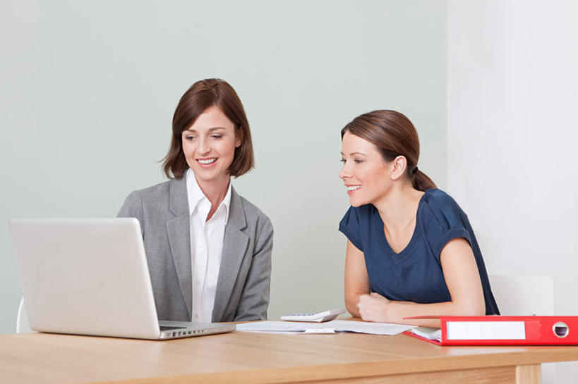 西方人,两个人,客厅,坐,笑,微笑,露齿笑,横图,室内,白天,正面,电脑,笔记本电脑,桌面,桌子,椅子,欧洲,欧洲人,服装,网络,木制,笔,材料,档案,文件,纸,木椅,墙,办公用品,注视,休闲装,通讯设备,墙壁,墙面,文具,一个,衣服,红色,白色,木制品,手稿,学习用品,资料,观察,看,休闲,休闲服,服饰,单个,观看,一台,文具用品,证明,察看,无线,起居室,关注,文档,通信设备,无线网络,销售员,文件架,无线上网,便携式电脑,资料架,文件框,文件座,资料档,资料座,客堂,手提电脑,年轻女性,女人,女性,白种人,坐着,半身,彩图