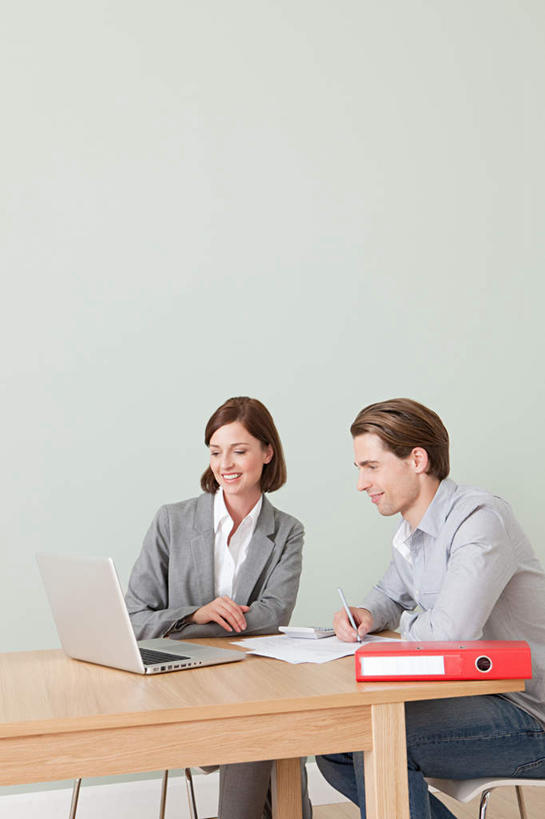 西方人,两个人,客厅,坐,笑,微笑,露齿笑,竖图,室内,白天,正面,电脑,笔记本电脑,桌面,桌子,椅子,欧洲,欧洲人,服装,网络,木制,笔,材料,档案,文件,纸,木椅,墙,办公用品,注视,休闲装,通讯设备,墙壁,墙面,文具,一个,衣服,红色,白色,木制品,手稿,学习用品,资料,观察,看,休闲,休闲服,服饰,单个,观看,一台,文具用品,证明,察看,无线,起居室,关注,文档,通信设备,无线网络,销售员,文件架,无线上网,便携式电脑,资料架,文件框,文件座,资料档,资料座,客堂,手提电脑,男人,男性,年轻男性,年轻女性,女人,女性,白种人,坐着,半身,彩图