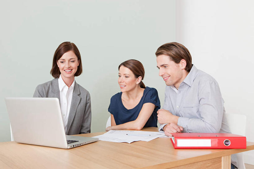 西方人,三个人,夫妻,客厅,坐,笑,说,微笑,露齿笑,横图,室内,白天,正面,西装,爱情,讨论,电脑,笔记本电脑,餐桌,桌子,欧洲,欧洲人,套装,服装,正装,网络,材料,档案,文件,纸,墙,浪漫,扭头,注视,休闲装,职业装,通讯设备,墙壁,墙面,一个,衣服,红色,白色,手稿,资料,观察,看,转头,休闲,休闲服,恩爱,恋人,服饰,单个,餐台,观看,一台,证明,察看,无线,起居室,关注,文档,通信设备,无线网络,销售员,文件架,无线上网,便携式电脑,资料架,文件框,文件座,资料档,资料座,客堂,交流,手提电脑,男人,男性,年轻男性,年轻女性,女人,女性,白种人,夫妇,情侣,沟通,讲话,交谈,商讨,说话,谈话,坐着,半身,彩图,伴侣