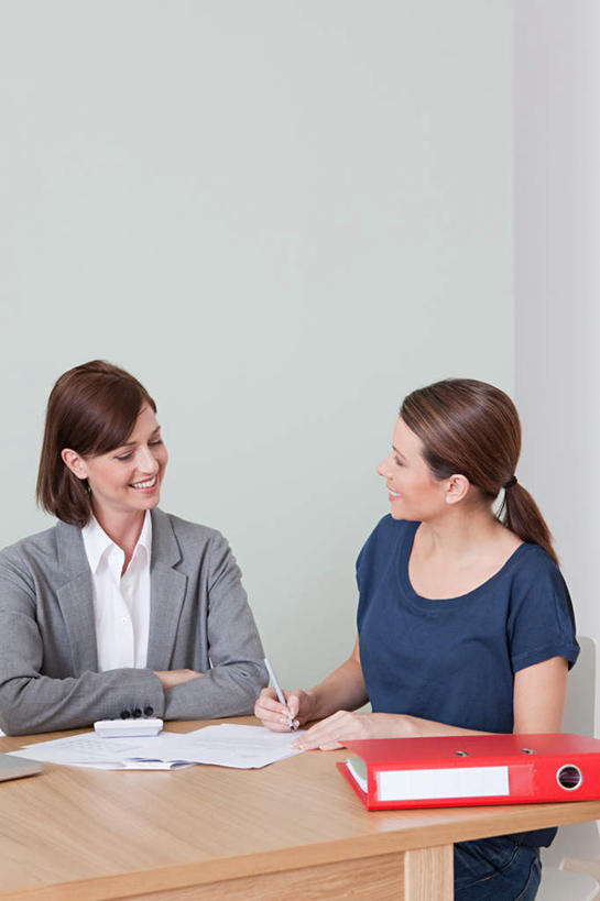 西方人,两个人,客厅,坐,笑,双手交叉,微笑,露齿笑,竖图,室内,白天,正面,电脑,笔记本电脑,桌面,桌子,椅子,欧洲,欧洲人,服装,网络,木制,笔,材料,档案,文件,纸,木椅,墙,办公用品,注视,休闲装,通讯设备,墙壁,墙面,文具,一个,衣服,红色,白色,木制品,手稿,学习用品,资料,观察,看,休闲,休闲服,服饰,单个,观看,一台,文具用品,证明,察看,无线,起居室,双手抱胸,关注,文档,通信设备,无线网络,销售员,文件架,无线上网,便携式电脑,资料架,文件框,文件座,资料档,资料座,客堂,手提电脑,年轻女性,女人,女性,白种人,坐着,半身,彩图