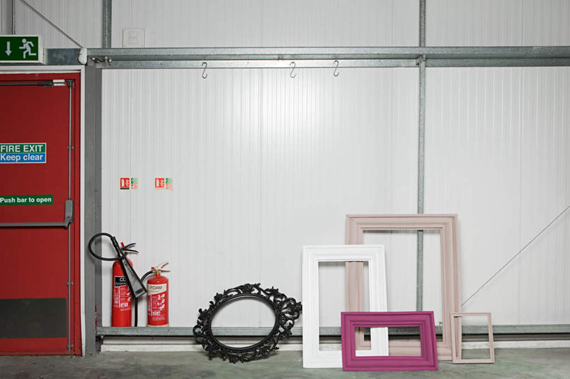 无人,横图,室内,白天,正面,安全,灭火器,相框,墙,仓库,墙壁,墙面,粉色,白色,黑色,四个,消防,灭火,消防灭火器,消防器材,彩图,堆栈