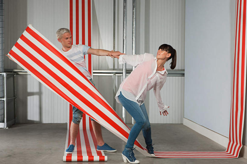 西方人,两个人,家,站,握手,横图,室内,白天,正面,爱情,游戏,壁纸,欧洲,欧洲人,抢,握,服装,裤子,房屋,墙,屋子,浪漫,拿,玩,拿着,注视,牛仔裤,休闲装,娱乐,楼房,墙壁,墙面,住宅,衣服,红色,白色,观察,看,站着,休闲,温暖,温馨,休闲服,恩爱,握着,恋人,服饰,观看,活动,和睦,察看,发泄,关注,消遣,智力,宣泄,男人,男性,年轻男性,年轻女性,女人,女性,白种人,情侣,墙纸,搀手,拉手,手搀手,手拉手,手牵手,手握手,玩耍,嬉戏,站立,彩图,全身,房子,伴侣,融洽