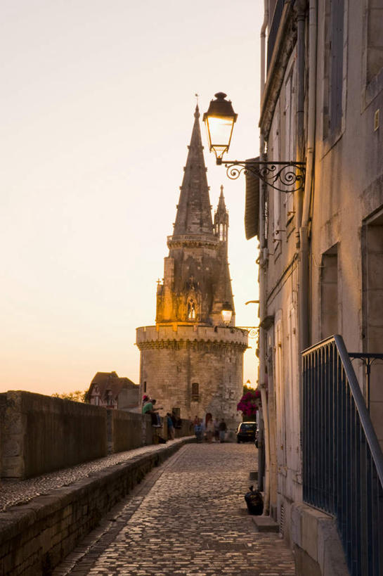 无人,家,教堂,竖图,室外,白天,仰视,旅游,度假,名胜古迹,日落,标志建筑,道路,地标,建筑,路,照明,法国,欧洲,节日,遗迹,壁灯,房屋,屋子,晚霞,霞光,落日,公寓,小路,灯光,交通,古迹,文化,文物,娱乐,建设,古建筑,洋房,楼房,住宅,灯,黄昏,灯具,祈祷,享受,休闲,健康,旅游胜地,彩霞,放松,许愿,宗教,信仰,纪念,祈求,照亮,基督教,照明设备,天主教,信念,古文明,法兰西共和国,法兰西第五共和国,夕照,滨海夏朗德省,拉罗谢尔,拉罗歇尔,平安,夕阳,彩图,低角度拍摄,房子,大教堂,礼拜堂,斜阳